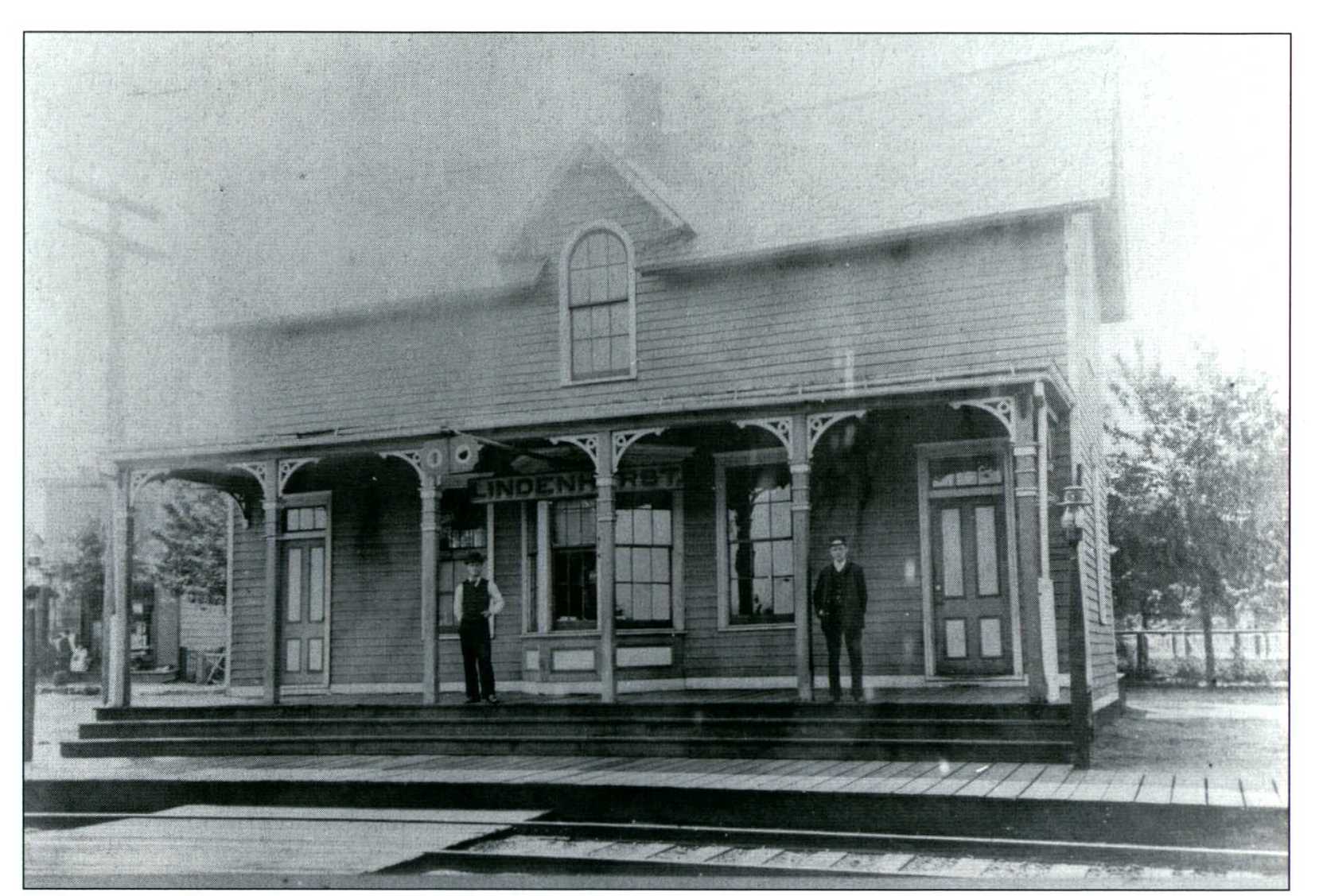 Black and white photo of Lindenhurst railroad station. 