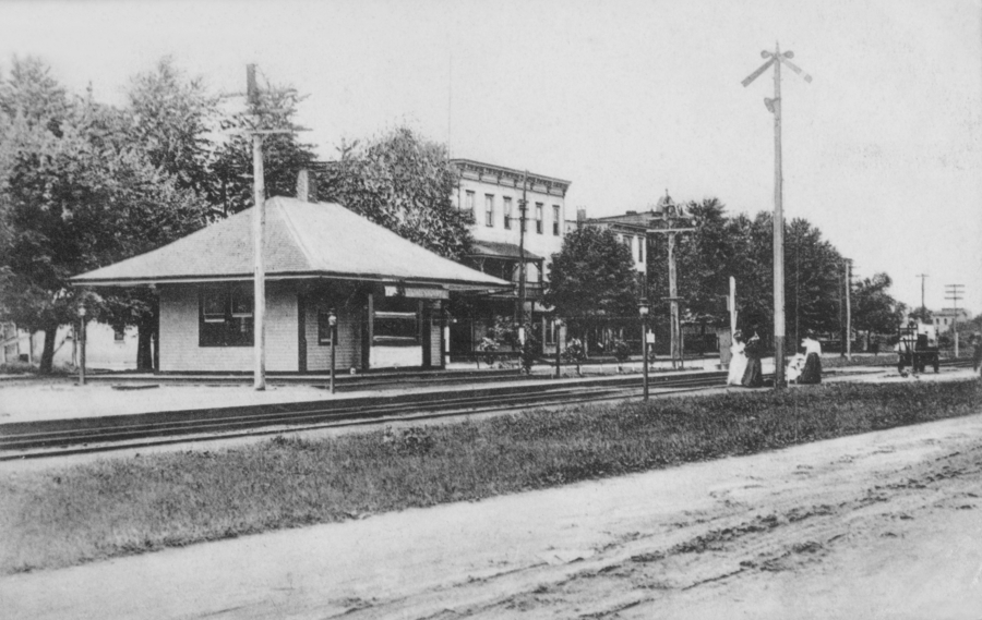 Black and white photo of Lindenhurst railroad station. 